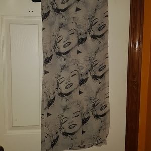 🕸5 for $25🕸 Marilyn Monroe sheer scarf
